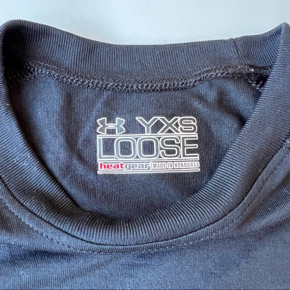 Under Armour XS Loose Heat Gear Black Shirt Gray Red Logo Top Tee - Picture 3 of 4